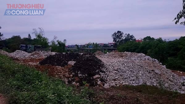 Đông Anh (Hà Nội): Cần xử lý nghiêm đối tượng đổ trộm đất thải xuống sông Cà Lồ - Hình 1