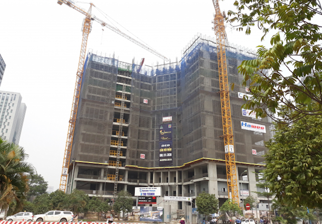 Golden Park Tower: Cần cẩu trục tháp "vô tư" vươn ra đường