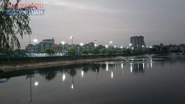Quận Thanh Xuân (Hà Nội): Sân bóng, bãi trông giữ xe “mọc” trên đất công khu Đầm Hồng - Hình 1