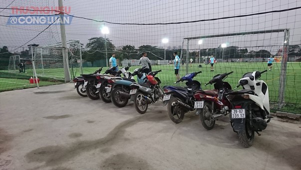 Quận Thanh Xuân (Hà Nội): Sân bóng, bãi trông giữ xe “mọc” trên đất công khu Đầm Hồng - Hình 2