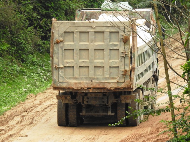Huyện Qùy Hợp (Nghệ An): Cần sớm xử lý dứt điểm “vấn nạn” xe quá khổ, quá tải lộng hành - Hình 2