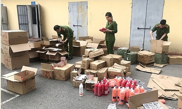Lạng Sơn: Thu giữ hàng nghìn loại mỹ phẩm nhập lậu - Hình 1
