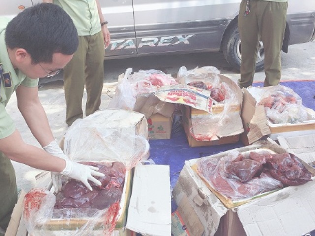 Quảng Bình: Bắt xe biển Lào chở 260 kg nội tạng động vật không rõ nguồn gốc - Hình 1
