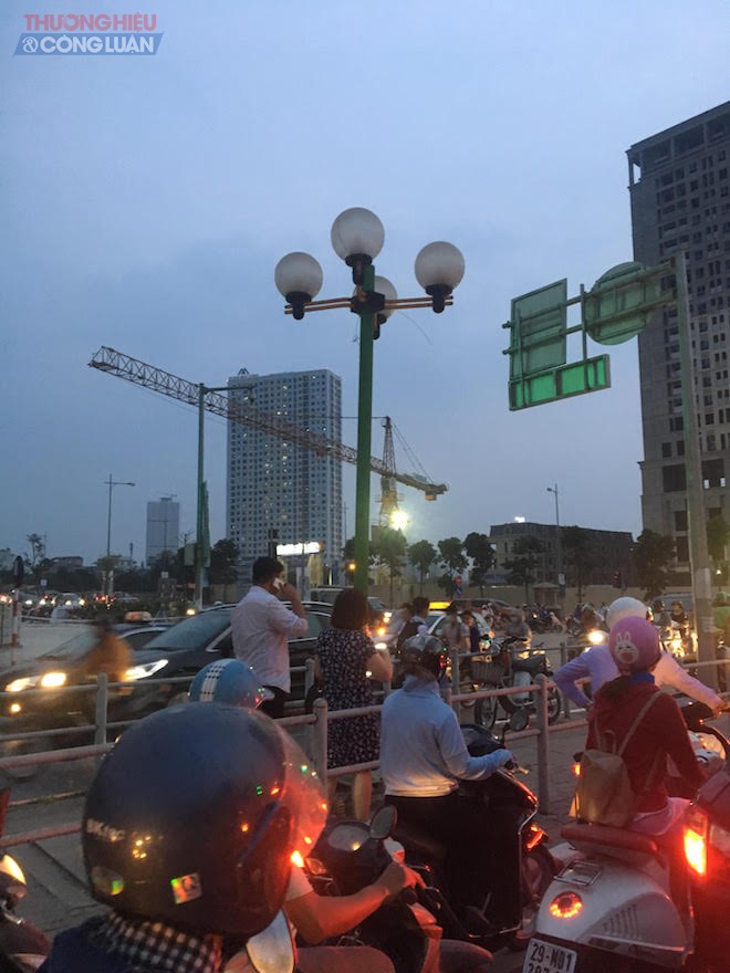 QMS Tower Tố Hữu: Cẩu tháp vươn dài “cánh tay sắt” ra đường gây nguy hiểm giao thông - Hình 1