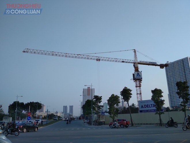 QMS Tower Tố Hữu: Cẩu tháp vươn dài “cánh tay sắt” ra đường gây nguy hiểm giao thông - Hình 2