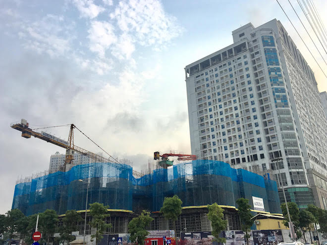 QMS Tower Tố Hữu: Cẩu tháp vươn dài “cánh tay sắt” ra đường gây nguy hiểm giao thông