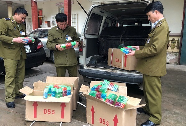 Lạng Sơn: Thu giữ 3.600 chai nước uống hương trái cây nhập lậu từ Trung Quốc - Hình 1