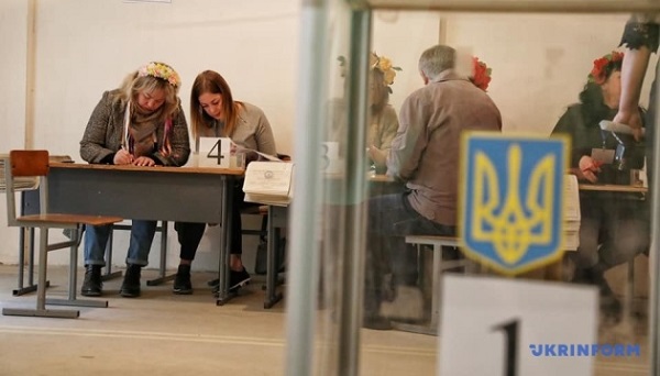 Ukraine bắt đầu ngày quyết định số phận Tổng thống Poroshenko - Hình 1