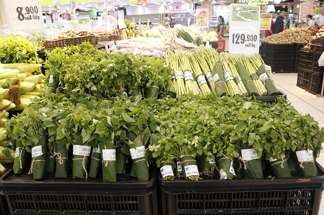 Hưởng ứng Ngày Trái Đất: Nhiều siêu thị Big C thí điểm bọc rau bằng lá chuối - Hình 2