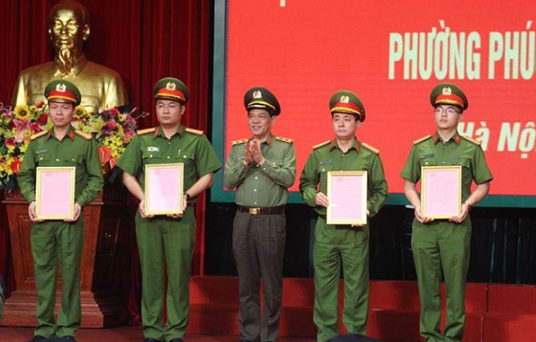 Hà Nội: Chủ tịch UBND quận Ba Đình khen thưởng thành tích phá án vụ cướp tài sản tại chợ Long Biên