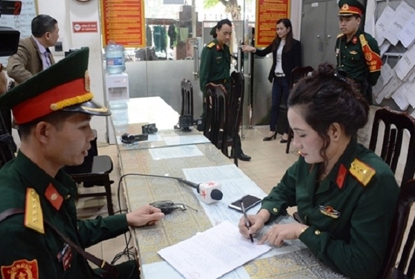 Hà Nội: Bắt đối tượng nữ nhân viên Công ty Luật Tất Thành giả danh đại tá quân đội - Hình 2