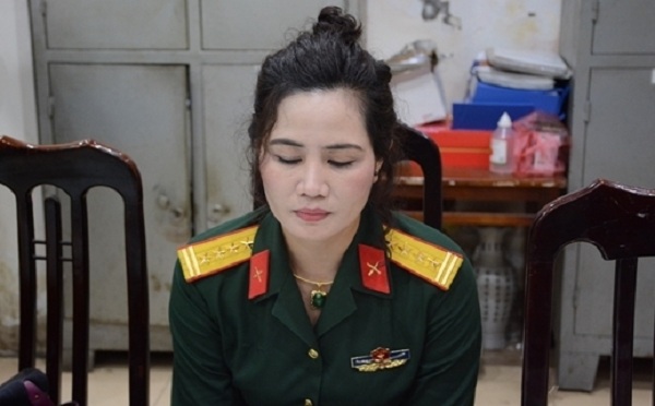 Hà Nội: Bắt đối tượng nữ nhân viên Công ty Luật Tất Thành giả danh đại tá quân đội - Hình 1