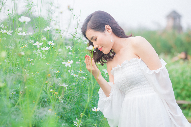 Say đắm nhìn thiếu nữ e ấp trong nắng mới đầu hạ