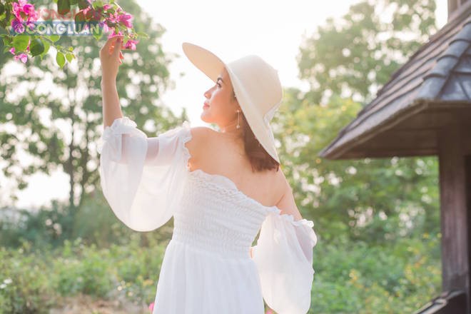 Say đắm nhìn thiếu nữ e ấp trong nắng mới đầu hạ - Hình 1