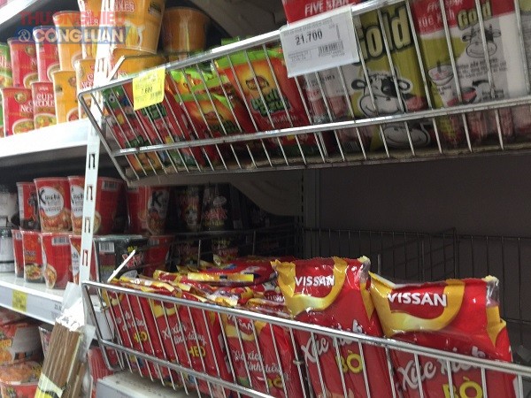 Người tiêu dùng bức xúc vì siêu thị Big C Bắc Giang bán hàng cận date, hết date - Hình 2