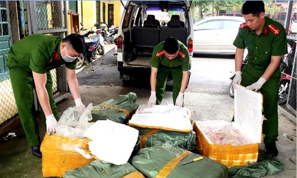 Lạng Sơn: Bắt giữ xe ô tô chở nầm lợn không rõ nguồn gốc