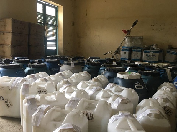 Bắt giữ 3000 lít dầu gội, dung dịch tẩy rửa không rõ nguồn gốc, xuất xứ