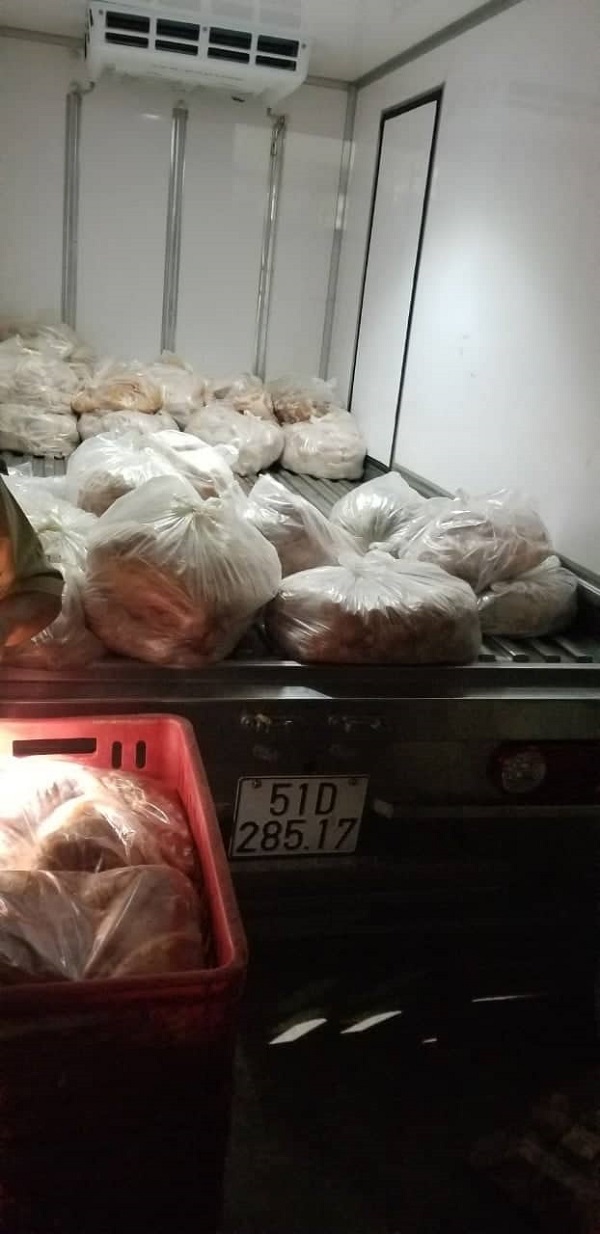 Bắt giữ hàng trăm kg thịt gà, phụ phẩm gia cầm không rõ nguồn gốc xuất xứ - Hình 2