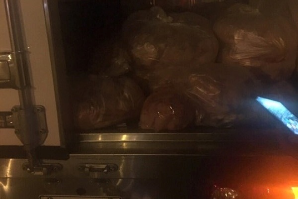 Hồ Chí Minh: Phát hiện 3 xe tải vận chuyển hàng trăm kg thịt gà và phụ phẩm gia cầm - Hình 1