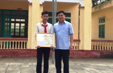 Thanh Hóa: Trao tặng bằng khen cho nam sinh dũng cảm cứu 3 bạn nhỏ bị đuối nước