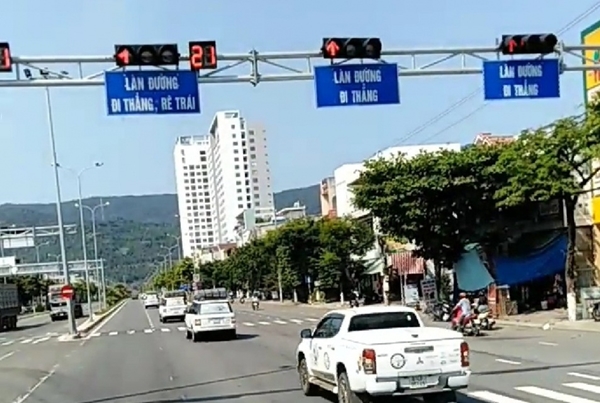 Đà Nẵng: Truy tìm đoàn ô tô ngang nhiên vượt đèn đỏ tại giao lộ - Hình 1