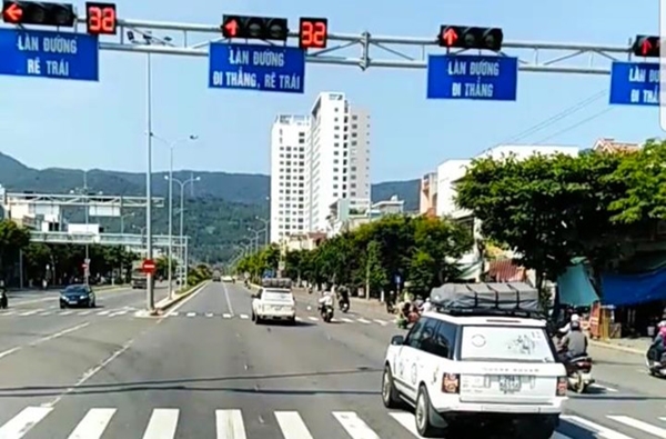 Đoàn ô tô của Tập đoàn Trung Nguyên nối đuôi nhau vượt đèn đỏ tại Đà Nẵng