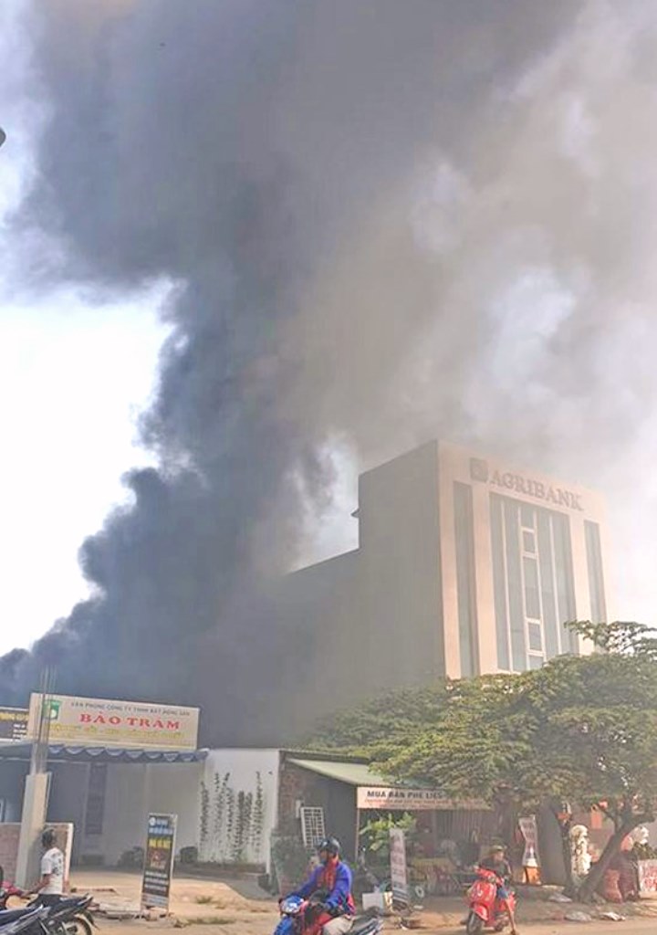 Đà Nẵng: Cháy kho phế liệu, người dân chạy tán loạn