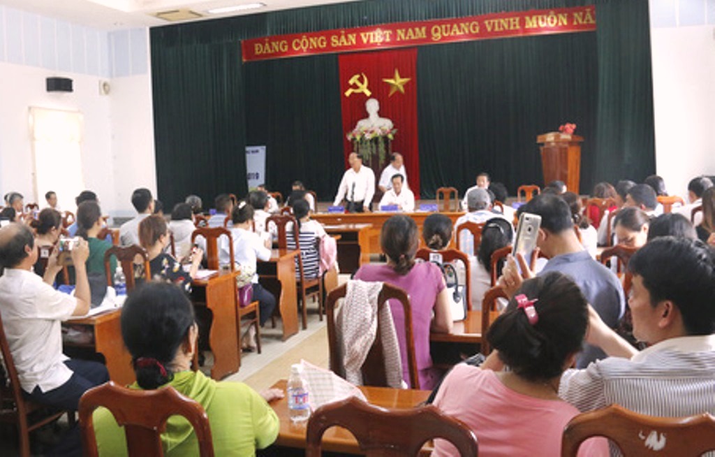 Quảng Nam: Chủ tịch tỉnh bỏ họp để tiếp hàng trăm người mua đất kéo về UBND - Hình 1