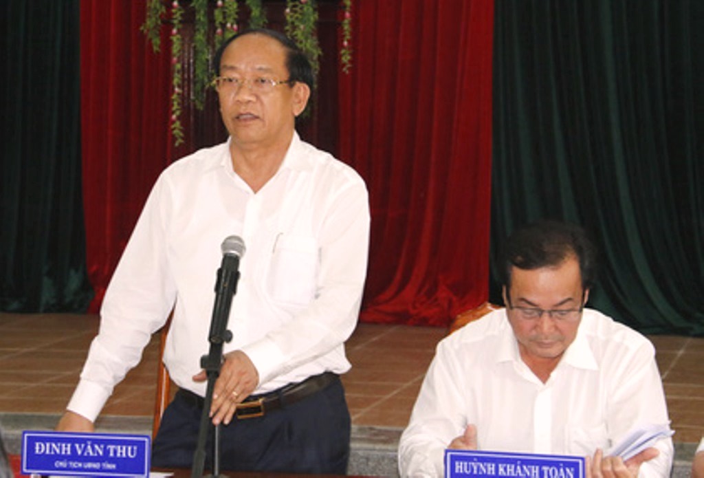 Quảng Nam: Chủ tịch tỉnh bỏ họp để tiếp hàng trăm người mua đất kéo về UBND - Hình 2