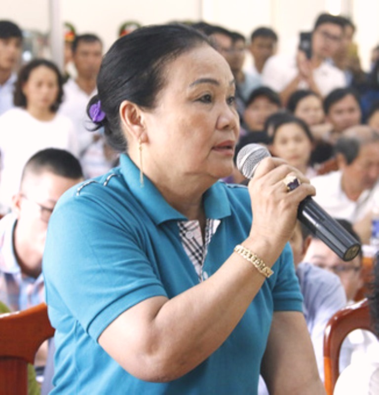 Quảng Nam: Chủ tịch tỉnh bỏ họp để tiếp hàng trăm người mua đất kéo về UBND - Hình 3