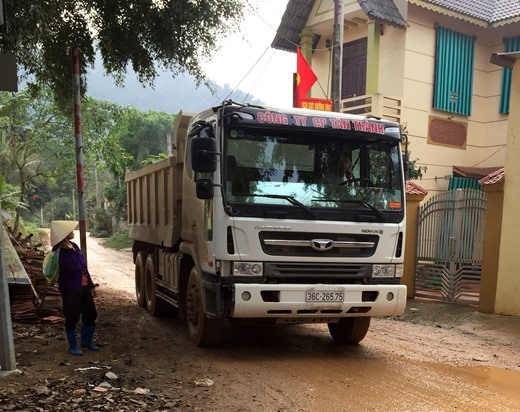 Cẩm Thủy (Thanh Hóa): Xe quá tải hoành hành, tuyến đường trung tâm xã Cẩm Thành bị “băm nát”