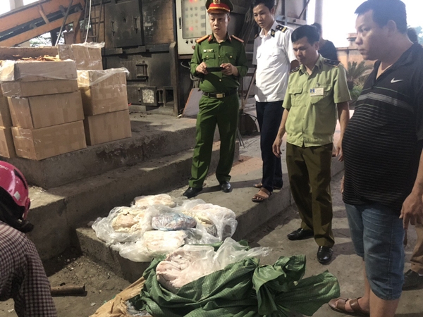 Bắc Giang: Phát hiện, thu giữ hơn 1.600kg thực phẩm không rõ nguồn gốc - Hình 1