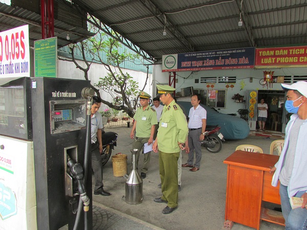 Bình Dương: Phát hiện cửa hàng kinh doanh xăng dầu vi phạm về chất lượng