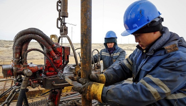 Giá dầu hôm nay 10/4: Giậm chân tại chỗ