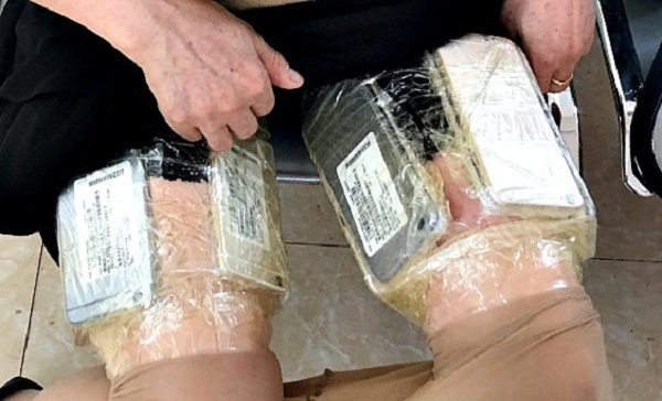 Bắt đối tượng quấn 20 chiếc điện thoại xung quanh đùi