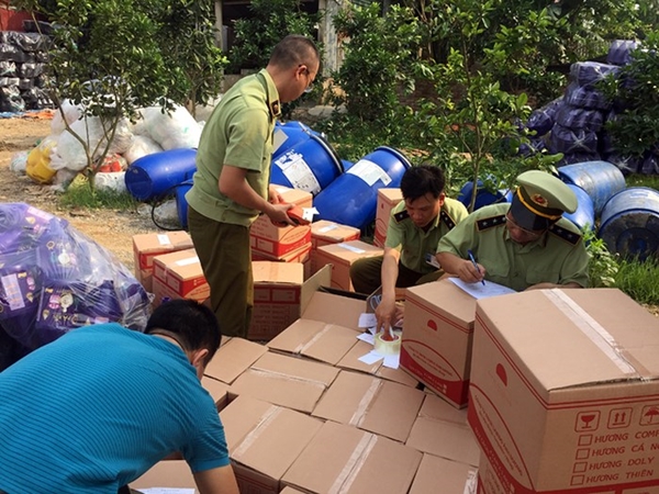 Hà Nội: Phát hiện hơn 520 chai nước giặt không rõ nguồn gốc - Hình 1