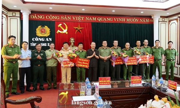 Lạng Sơn: Thưởng nóng vụ bắt giữ đối tượng vận chuyển trái phép 20 bánh heroin - Hình 1