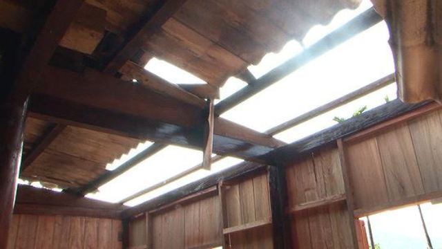Quảng Bình: Lốc xoáy quét qua, hàng chục mái nhà dân bị “thổi bay”