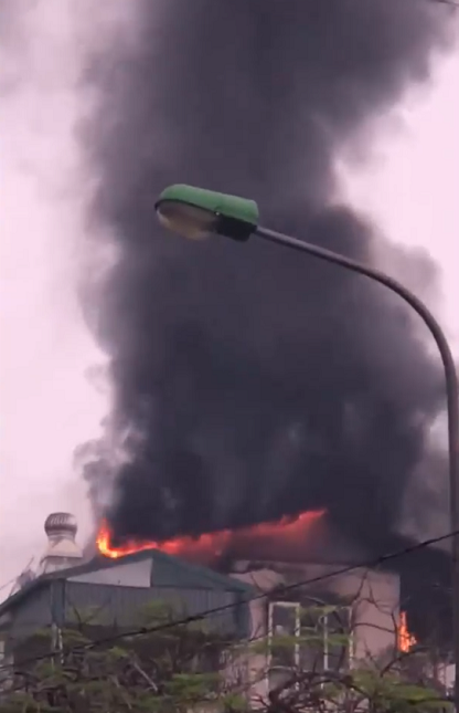 Hà Nội: Đang cháy lớn tại ngôi nhà 5 tầng trên phố Lạc Trung - Hình 2