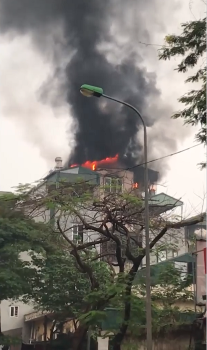 Hà Nội: Đang cháy lớn tại ngôi nhà 5 tầng trên phố Lạc Trung - Hình 1
