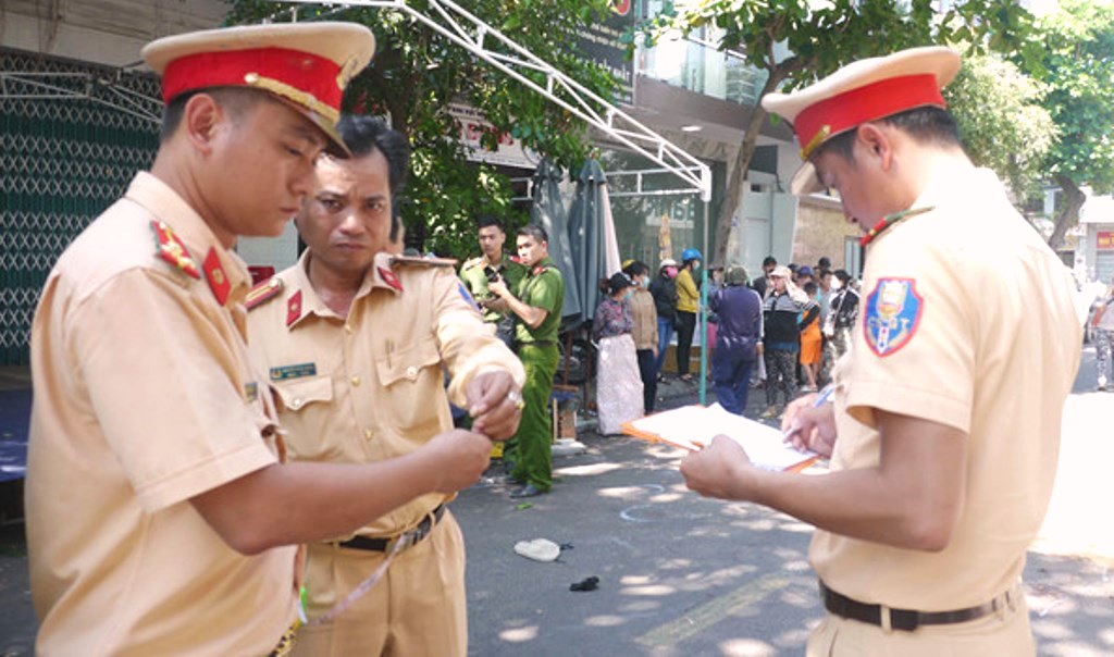 Bình Định: Xe ô-tô Lexus mang BKS 49X-6666 tông vào đám tang, thêm 1 người tử vong