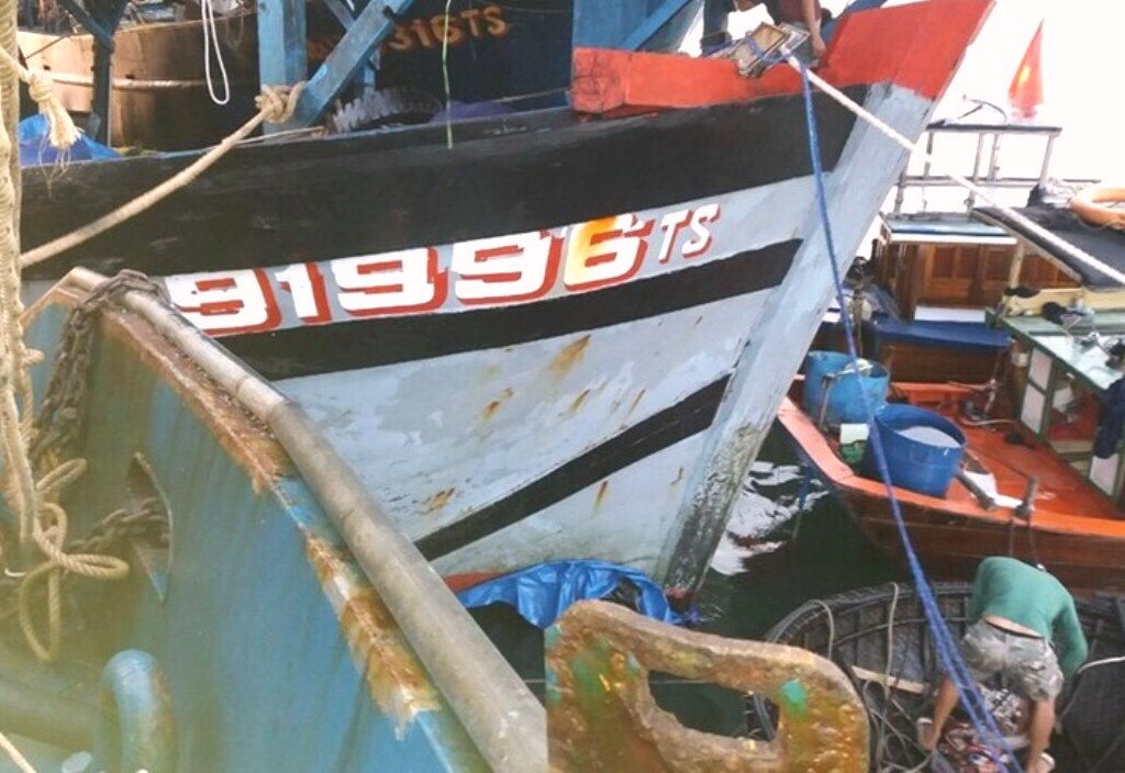 Quảng Nam: Tàu QNa 919.96 TS va vào đá ngầm, 51 thuyền viên gặp nạn trên biển - Hình 1