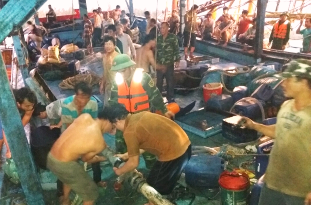 Quảng Nam: Tàu QNa 919.96 TS va vào đá ngầm, 51 thuyền viên gặp nạn trên biển - Hình 2