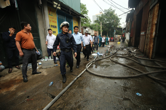 Vụ cháy 4 nhà xưởng, 8 người tử vong tại Hà Nội: Thi thể các nạn nhân đã được đưa ra khỏi hiện trường - Hình 3