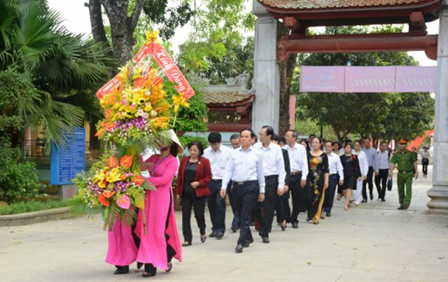Đoàn đại biểu TP. HCM dâng hoa, dâng hương tại Khu di tích Kim Liên - Hình 1