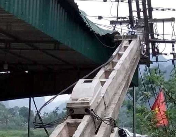 Nghệ An: Lốc xoáy kèm mưa lớn khiến 16 nhà dân bị tốc mái