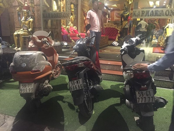 Xe ô tô sang Phúc XO đi thuê, biển số xe máy víp là biển giả