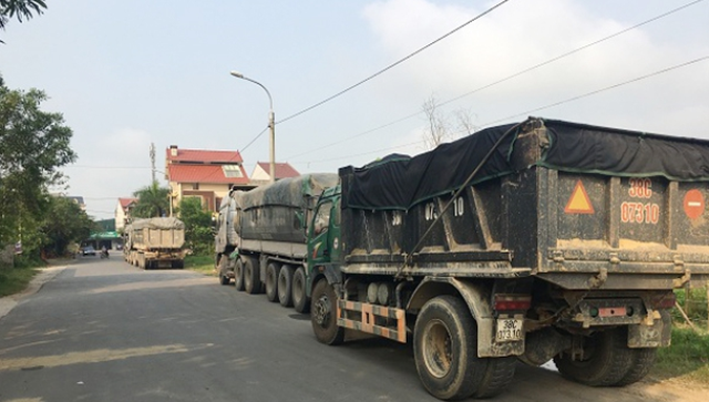 Hà Tĩnh: Bắt đoàn xe chở cát “lậu” vi phạm trọng tải - Hình 1