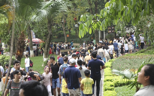 Công viên Thủ Lệ ‘chật kín’ người tham quan trong ngày cuối nghỉ lễ - Hình 7