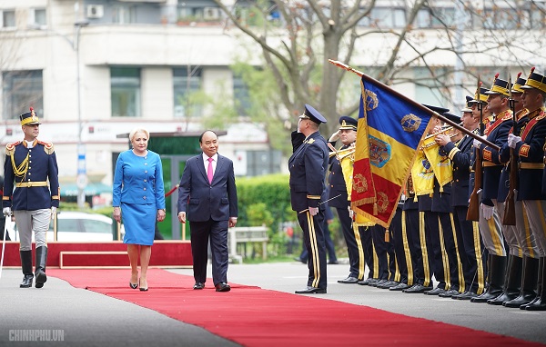Lễ đón trọng thể Thủ tướng Nguyễn Xuân Phúc thăm Romania - Hình 3